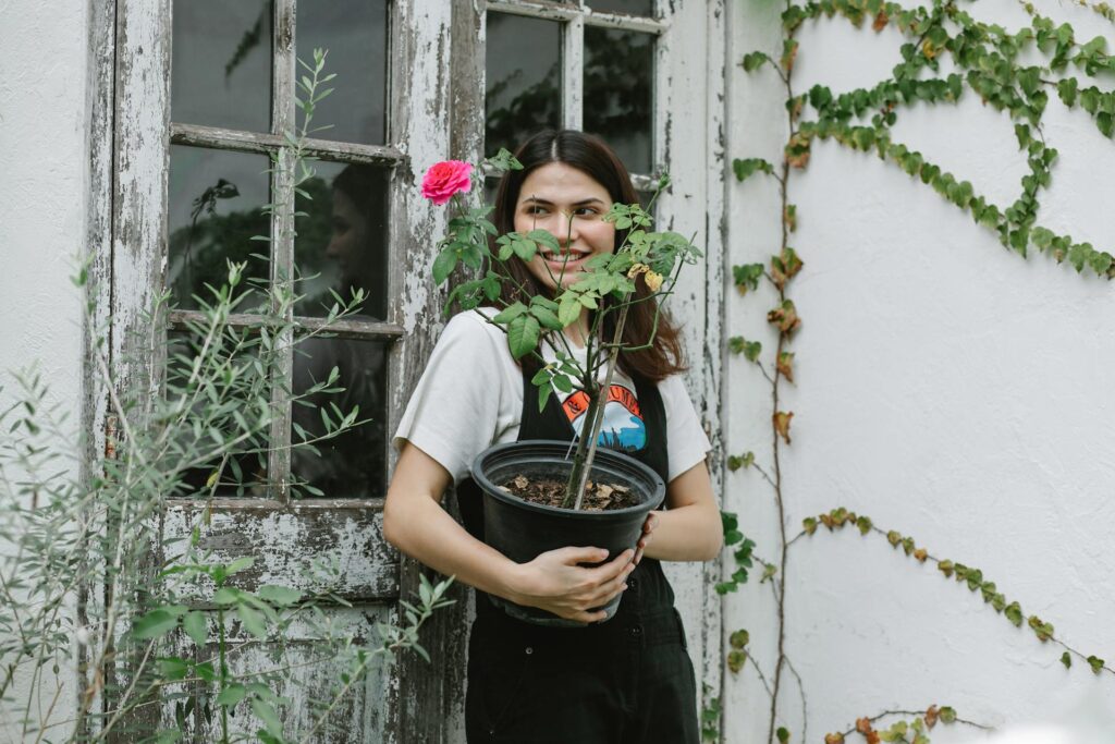 Eine Frau hält einen Blumentopf