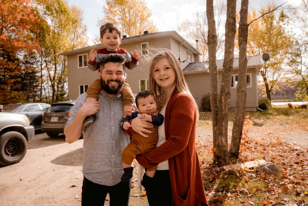 Eine Familie posiert vor einem Haus